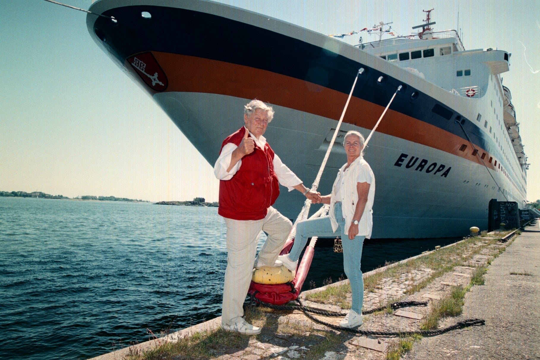 Günter Pfitzmann und Ehefrau Lilo vor MS „Europa" im November 1999
