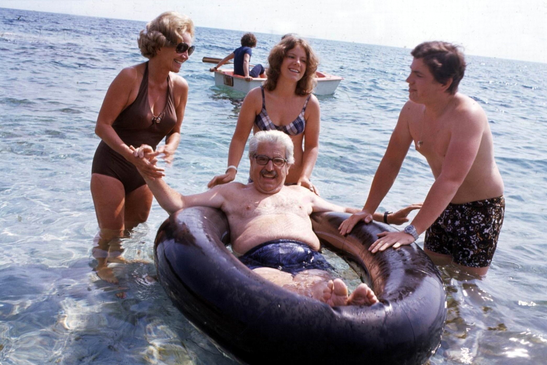 Willy Millowitsch, épouse Gerda, fils Peter et fille Mariele sur l'île d'Elbe en 1976