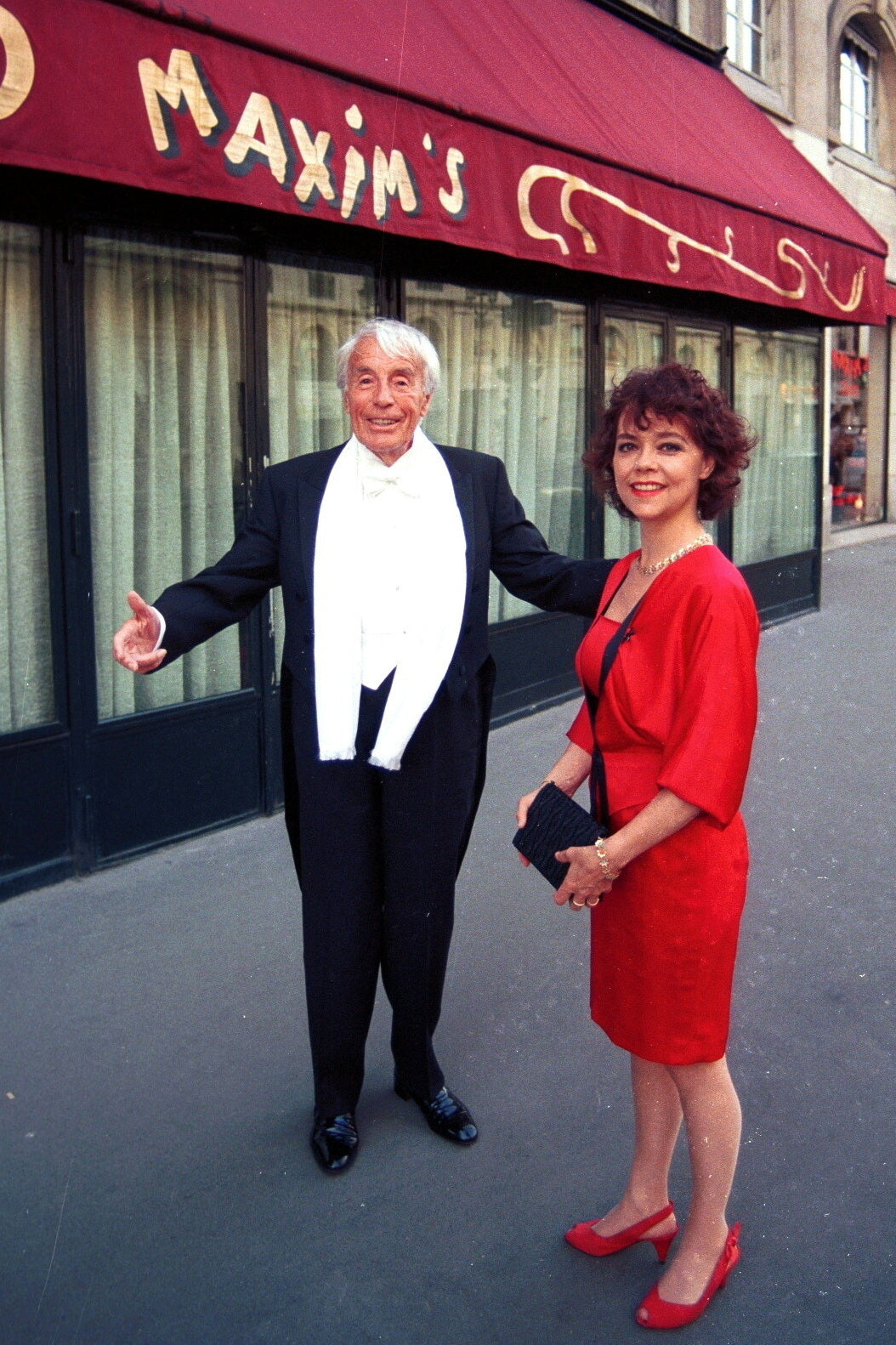 Johannes Heesters und Ehefrau Simone Rethel 1995 in Paris